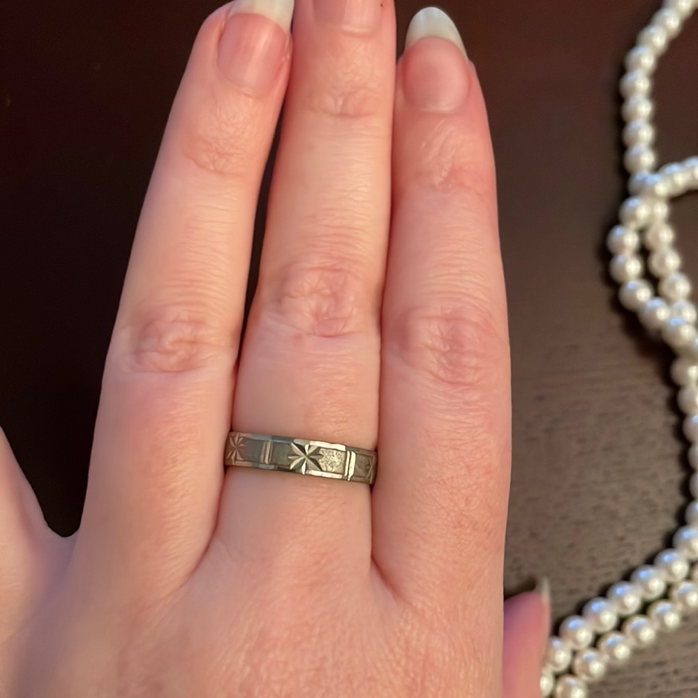 18k gold plated silver tone ring size 7 with star shapes